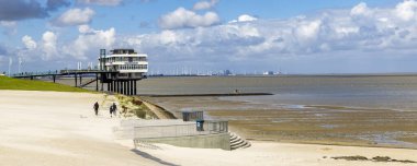 Delfzijl, Hollanda - 8 Ağustos 2023: Hollanda 'nın Groningen ilinin Delfzijl plajı boyunca Eemshotel' in platformu ve gezinti alanı