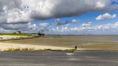 Delfzijl, Hollanda - 8 Ağustos 2023: Hollanda 'nın Groningen ilinin Delfzijl plajı boyunca Eemshotel' in platformu ve gezinti alanı