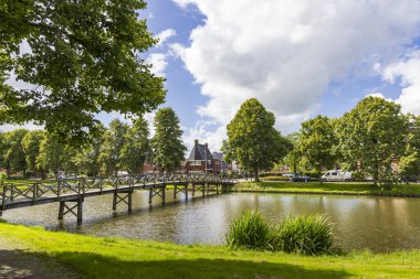 Delfzijl, Hollanda - 8 Ağustos 2023: Hollanda 'nın Groningen ilindeki Buitensingel yoluna giden köprüden geçen Delfzijl şehri