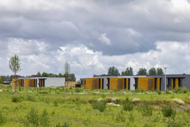 Groningen 'deki Ten Boer belediyesi Midden-Groningen' de meydana gelen deprem ve gaz çıkarma nedeniyle yıkılan evlerin yerine geçici konut yardımcıları Hollanda.