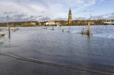 Hollanda 'nın Utrecht ilindeki Ren kenti boyunca Ren Nehri' nin aşağısındaki yüksek su seviyesi
