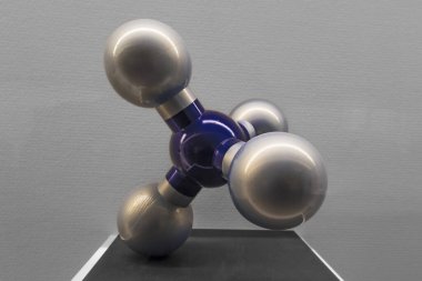 Groningen, Netehrlands - 30 Ağustos 2023: 3d Groningen Hollanda 'daki Groningen Müzesi' ndeki Marc Ruygrok 'un doğal gaz molekülü veya Slochter molekül sanat eseri