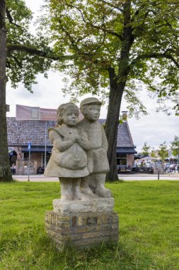Roden, Hollanda - 29 Ağustos 2023: Hollanda 'da Hindericus Scheepstrain' in Hollandalı çocuk hikayelerinden Ot ve Sien 'in taş heykeli