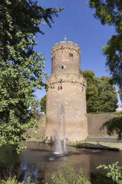 Nijmegen Gelderland Kronenburgerpark 'taki ortaçağ şehir duvarları ve barut kulesinin kalıntıları Hollanda