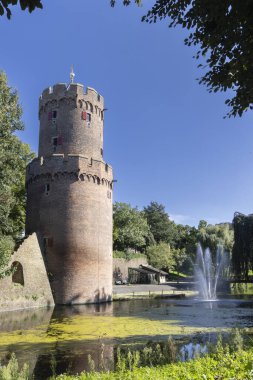 Nijmegen Gelderland Kronenburgerpark 'taki ortaçağ şehir duvarları ve barut kulesinin kalıntıları Hollanda