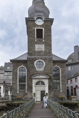 Monschau Kilisesi. Batı Almanya 'da ortaçağ merkeziyle tanınan şehir, yarı keresteli evler ve dar kaldırımlı caddelerle.