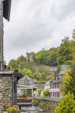 Monschau, Almanya - 12 Ekim 2023: Monschau 'da sonbahar renklerinde asılan restoran. Batı Almanya 'da ortaçağ merkeziyle tanınan şehir, yarı keresteli evler ve dar kaldırımlı caddelerle.