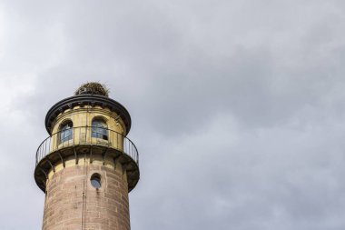 Fransa 'nın kuzeydoğusundaki Grand Est' teki Rouffach Haut-Rhin kasabasında Leylek kuş yuvası olan Chateau dIsenbourg ve Spa.