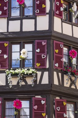 Haut-Rhin Bölgesi 'ndeki turistik köy Colmar ve Fransa' nın kuzeydoğusundaki Grand Est bölgesinin manzarası.