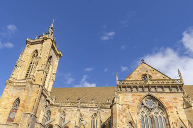 Haut-Rhin Bölgesi 'ndeki Colmar turistik köyündeki kilise ve Fransa' nın kuzeydoğusundaki Grand Est bölgesi..