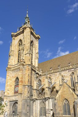 Haut-Rhin Bölgesi 'ndeki Colmar turistik köyündeki kilise ve Fransa' nın kuzeydoğusundaki Grand Est bölgesi..
