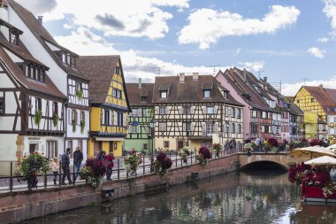 Colmar, Fransa - 15 Ekim 2023: Haut-Rhin Bölgesi 'ndeki turistik köy Colmar ve Fransa' nın kuzeydoğusundaki Grand Est bölgesinin manzarası.