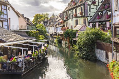 Colmar, Fransa - 15 Ekim 2023: Haut-Rhin Bölgesi 'ndeki turistik köy Colmar ve Fransa' nın kuzeydoğusundaki Grand Est bölgesinin manzarası.