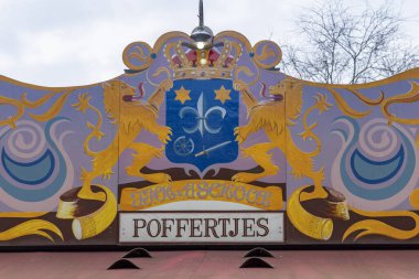 Arnhem, Hollanda - 3 Aralık 2023: Hollanda 'nın Arnhem Gelderland eyaletindeki Poffertjes adlı geleneksel Hollanda mini krep standı