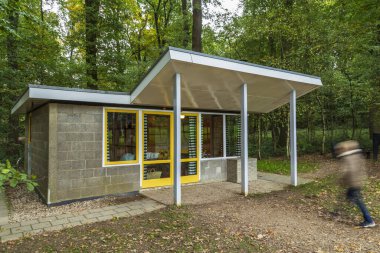 Arnhem, Hollanda - 10 Ekim 2020: Hollanda 'nın Gelderland kentindeki Açık Hava Müzesi' nde ünlü Hollandalı mimar Gerrit Rietveld tarafından tasarlanan küçük bir tatil evi