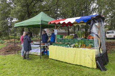Bennekom, Hollanda - 17 Eylül 2023: Hollanda 'nın Bennekom Gelderland ilindeki Urban halk bahçesi Het Lichtveen' de açık gün ve pazar yelkeni