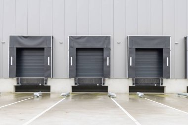 Bir depo veya sıkıntı merkezinin gri yükleme rıhtımları