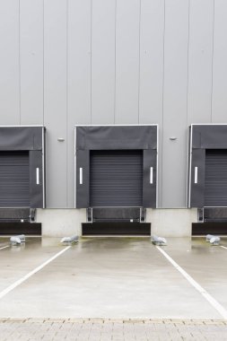 Bir depo veya sıkıntı merkezinin gri yükleme rıhtımları