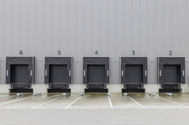 Bir depo veya sıkıntı merkezinin gri yükleme rıhtımları