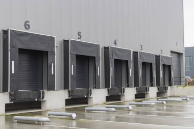 Bir depo veya sıkıntı merkezinin gri yükleme rıhtımları