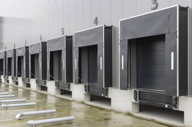 Bir depo veya sıkıntı merkezinin gri yükleme rıhtımları