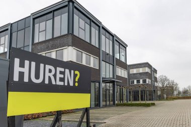 Modern ofis binalarının önündeki kiralık tabela.