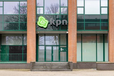 Ede, Hollanda - 11 Şubat 2024: Logolu KPN binası. Hollanda 'nın önde gelen telefon ve internet şirketleri