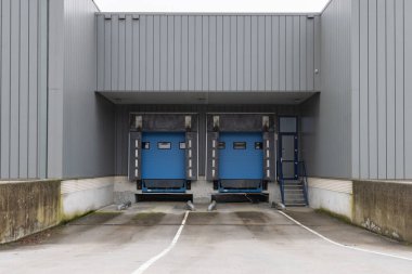 Bir depo veya sıkıntı merkezinin mavi yükleme rıhtımları