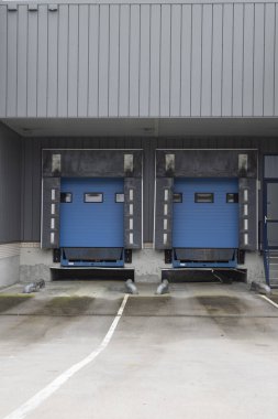 Bir depo veya sıkıntı merkezinin mavi yükleme rıhtımları