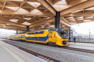 Ede, Hollanda - 1 Mart 2024: Sürdürülebilirlik ilkelerine dayanan açılıştan hemen sonra Ede-Wageningen Merkez İstasyonu 'nda trenden ayrılan demiryolu platformu.