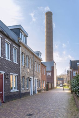 Hollanda 'nın Gelderland eyaletinin Ede kentindeki ENKA fabrikasının eski kulelerini çevreleyen modern yeni evler inşa edildi..