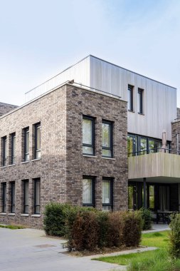 Hollanda 'nın Maastricht kentindeki Dousberg banliyösündeki modern apartman binası.