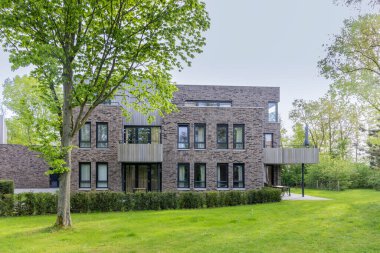 Hollanda 'nın Maastricht kentindeki Dousberg banliyösündeki modern apartman binası.