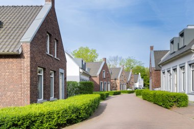 Hollanda 'nın Maastricht kentindeki Dousberg banliyösündeki modern küçük evler