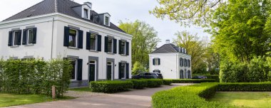 Hollanda 'nın Maastricht kentindeki Dousberg banliyösündeki modern beyaz malikaneler.