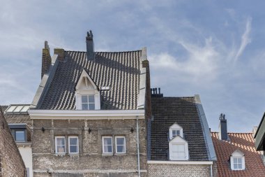 Hollanda 'nın Maastricht Limburg bölgesindeki eski şehir evleri ve duvarları