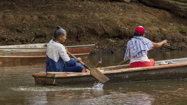 Cano Negro Wildlife Refuge, Kosta Rika - 10 Mart 2024: Yerel Maleku halkı Kosta Rika 'daki Cano Negro Yaban Hayatı Sığınağı' nda Rio Frio nehrinden geçen bir tekne.
