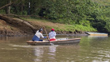 Cano Negro Wildlife Refuge, Kosta Rika - 10 Mart 2024: Yerel Maleku halkı Kosta Rika 'daki Cano Negro Yaban Hayatı Sığınağı' nda Rio Frio nehrinden geçen bir tekne.