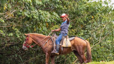 Cano Negro Wildlife Refuge, Kosta Rika - 10 Mart 2024: Rio Frio nehrini atlarıyla geçen yerel Maleku adamı Kosta Rika Orta Amerika 'da Negro Vahşi Yaşam Sığınağı' nda