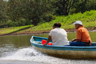 Cano Negro Wildlife Refuge, Kosta Rika - 10 Mart 2024: Yerel Maleku halkı Kosta Rika 'daki Cano Negro Yaban Hayatı Sığınağı' nda Rio Frio nehrinden geçen bir tekne.