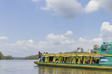 El Castillo, Nikaragua - 11 Mart 2024: Nikaragua ve Kosta Rika sınırı boyunca San Juan nehri ve Biyosfer rezervi boyunca tekne ile nakliye