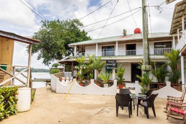 El Castillo, Nikaragua - 11 Mart 2024: El Castillo köyünde otel ve restoran Nikaragua 'daki San Juan nehri boyunca