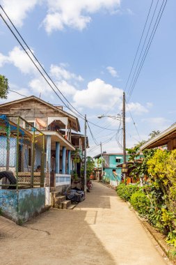 El Castillo, Nikaragua - 11 Mart 2024: Nikaragua 'daki San Juan nehri boyunca El Castillo köyünün renkli evlerinin dikey manzarası