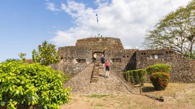 El Castillo, Nikaragua - 11 Mart 2024: Nikaragua 'daki San Juan nehri kıyısındaki El Castillo köyünün kalesine giren turist