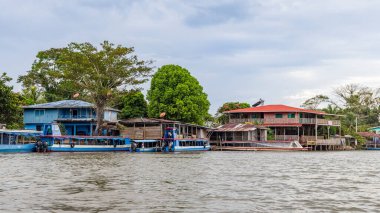Boca de Sabalos, Nikaragua - 12 Mart 2024: Kosta Rika ve Nikaragua sınırında El Desaguadero olarak da bilinen San Juan nehri boyunca bir ekologun manzarası