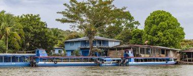 Boca de Sabalos, Nikaragua - 12 Mart 2024: Kosta Rika ve Nikaragua sınırında El Desaguadero olarak da bilinen San Juan nehri boyunca bir ekologun manzarası