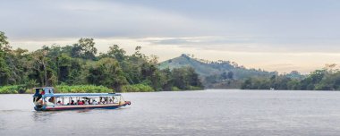 Rio San Juan, Nikaragua - 12 Mart 2024: Nikaragua ve Kosta Rika sınırı boyunca San Juan nehri ve Biyosfer rezervi boyunca tekne ile nakliye