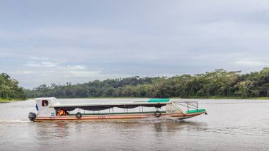 Rio San Juan, Nikaragua - 12 Mart 2024: Nikaragua ve Kosta Rika sınırı boyunca San Juan nehri ve Biyosfer rezervi boyunca tekne ile nakliye