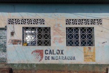 Juilgalpa, Nikaragua - 12 Mart 2024: Nikaragua 'nın başkenti Juilgalpa' nın merkezindeki renkli bir eczanenin sokak manzarası