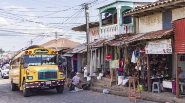 Juilgalpa, Nikaragua - 12 Mart 2024: Juilgalpa ve Sant Tomas arasındaki büyük sarı halk otobüsü Nikaragua 'nın başkenti Chontales Bölümü' nün küçük ana caddesini geçiyor.